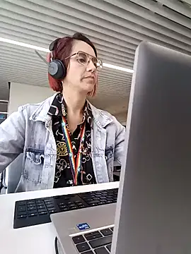 Snapshot of your_red_rose_ chatting on January 16, 2025, 4:28 pm your red rose online show from January 16, 2025, 4:28 pm