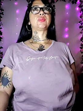 Snapshot of Saloome- chatting on December 18, 2025, 9:32 pm Saloome- online show from December 18, 2025, 9:32 pm