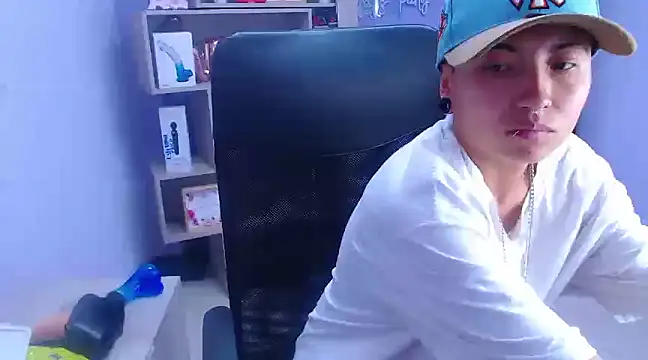 Snapshot of Im_Mathias chatting on February 13, 2025, 7:35 am Im Mathias online show from February 13, 2025, 7:35 am