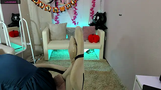 DreamyLuna online show from October 18, 2025, 8:31 pm