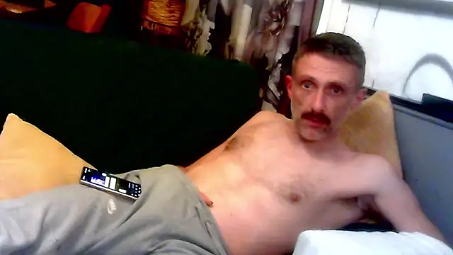 Snapshot of unclestefansdick chatting on October 10, 2025, 12:20 am unclestefansdick online show from October 10, 2025, 12:20 am