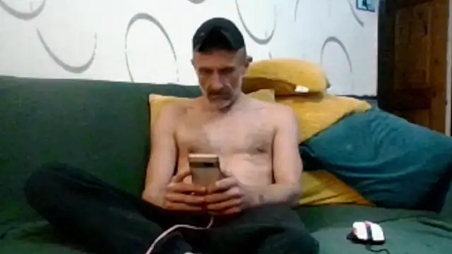 Snapshot of unclestefansdick chatting on October 25, 2025, 4:24 pm unclestefansdick online show from October 25, 2025, 4:24 pm