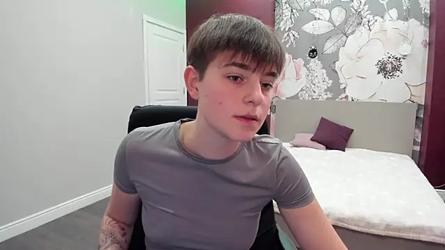 Snapshot of EmiliaYours chatting on October 21, 2025, 2:07 pm EmiliaYours online show from October 21, 2025, 2:07 pm