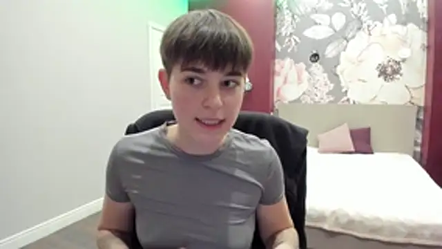 Snapshot of EmiliaYours chatting on November 7, 2025, 2:17 pm EmiliaYours online show from November 7, 2025, 2:17 pm