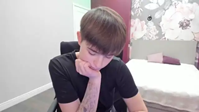 Snapshot of EmiliaYours chatting on November 10, 2025, 2:49 pm EmiliaYours online show from November 10, 2025, 2:49 pm