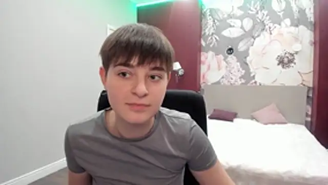 Snapshot of EmiliaYours chatting on November 14, 2025, 4:17 pm EmiliaYours online show from November 14, 2025, 4:17 pm