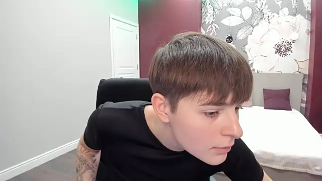 Snapshot of EmiliaYours chatting on November 17, 2025, 3:18 pm EmiliaYours online show from November 17, 2025, 3:18 pm