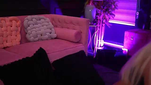 Snapshot of Candy_Ivy chatting on February 20, 2026, 6:19 pm Candy Ivy online show from February 20, 2026, 6:19 pm