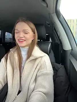 Snapshot of KitteCat chatting on December 17, 2024, 9:17 am KitteCat online show from December 17, 2024, 9:17 am