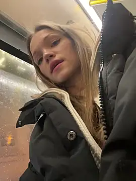 Snapshot of KitteCat chatting on December 18, 2024, 4:06 pm KitteCat online show from December 18, 2024, 4:06 pm