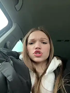 Snapshot of KitteCat chatting on December 20, 2024, 8:28 am KitteCat online show from December 20, 2024, 8:28 am