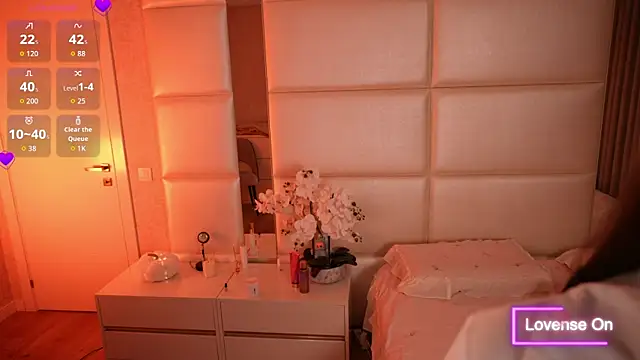 Lilly Colins online show from November 2, 2025, 8:11 pm