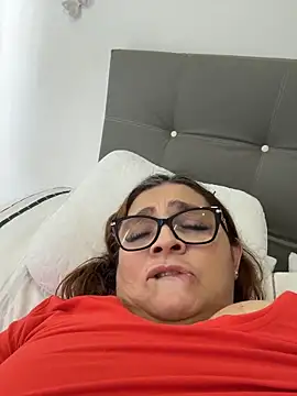AntonellaAlondra4 online show from May 13, 2026, 4:04 pm
