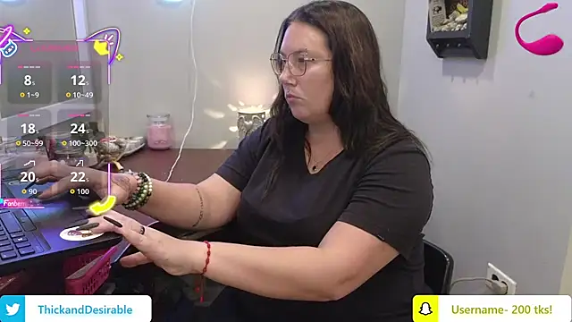 Snapshot of ThickGirlsDoItBetter chatting on October 21, 2025, 11:49 pm ThickGirlsDoItBetter online show from October 21, 2025, 11:49 pm
