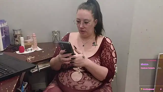 Snapshot of ThickGirlsDoItBetter chatting on February 10, 2026, 10:36 pm ThickGirlsDoItBetter online show from February 10, 2026, 10:36 pm