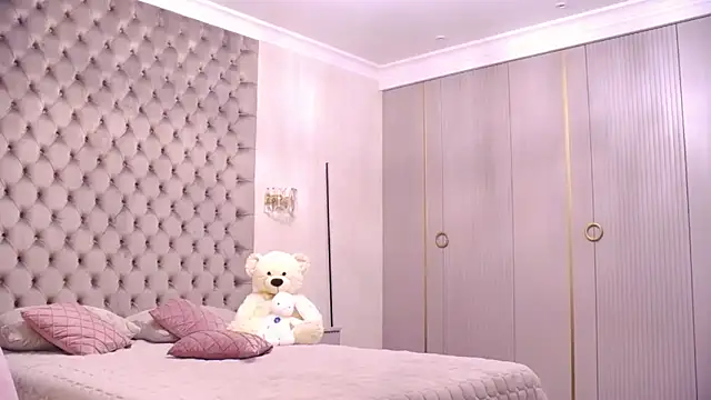 TianaPosh online show from October 17, 2025, 8:22 pm