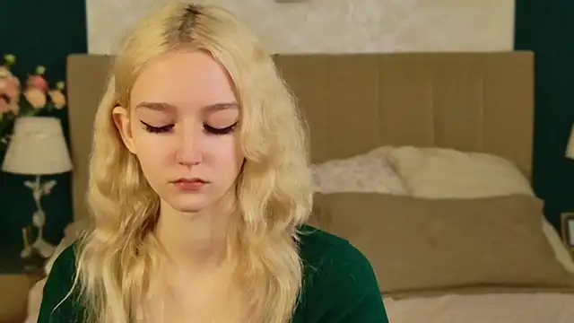 Snapshot of NaomiLoys chatting on November 7, 2025, 10:48 am NaomiLoys online show from November 7, 2025, 10:48 am