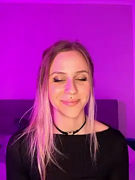 lunawolf21 online show from December 3, 2024, 7:11 pm