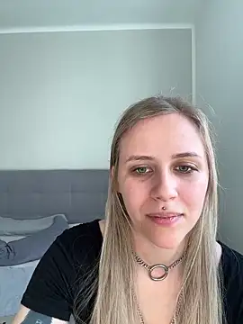 lunawolf21 online show from March 4, 2025, 5:45 pm