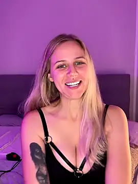 lunawolf21 online show from October 24, 2025, 7:16 am