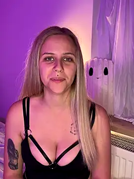 lunawolf21 online show from October 25, 2025, 5:30 pm