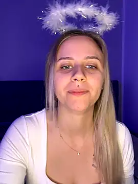 lunawolf21 online show from December 4, 2025, 7:39 am