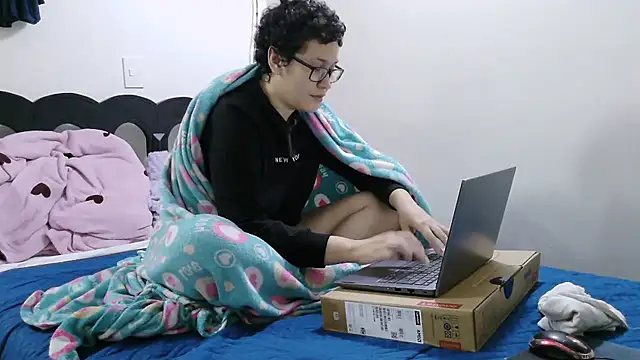 luxandracon23 online show from March 25, 2026, 1:17 pm