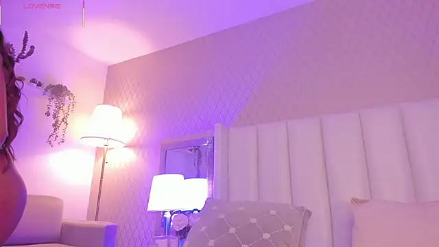 SophiaSmiiths  online show from September 18, 2025, 8:55 pm