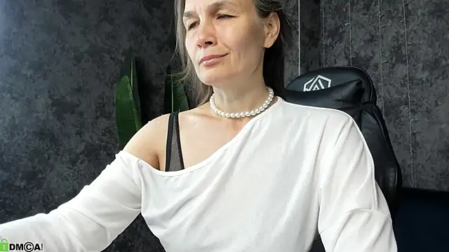 Lillian White online show from July 15, 2026, 1:00 am