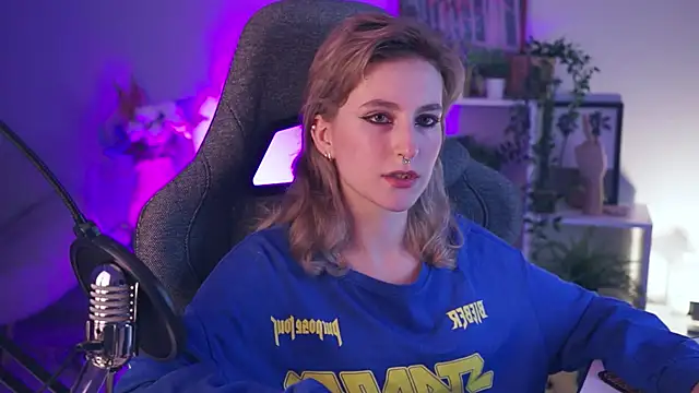 Snapshot of LuxRayi chatting on December 8, 2024, 7:11 pm LuxRayi online show from December 8, 2024, 7:11 pm