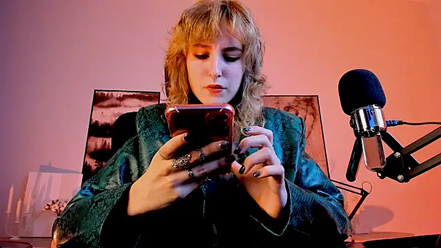 Snapshot of LuxRayi chatting on December 12, 2024, 6:10 pm LuxRayi online show from December 12, 2024, 6:10 pm