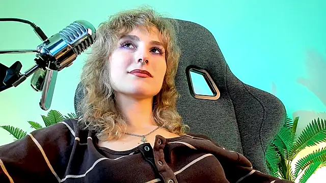 Snapshot of LuxRayi chatting on December 15, 2024, 12:07 am LuxRayi online show from December 15, 2024, 12:07 am