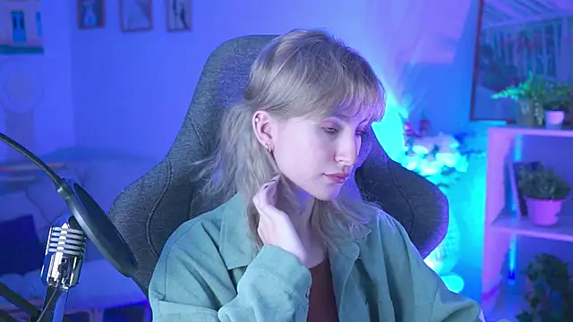 Snapshot of LuxRayi chatting on December 17, 2024, 5:40 am LuxRayi online show from December 17, 2024, 5:40 am