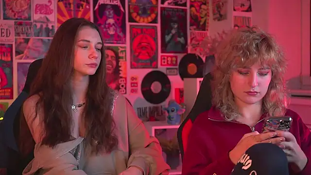 Snapshot of LuxRayi chatting on January 2, 2025, 3:08 pm LuxRayi online show from January 2, 2025, 3:08 pm