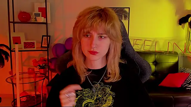 Snapshot of LuxRayi chatting on January 6, 2025, 2:47 pm LuxRayi online show from January 6, 2025, 2:47 pm