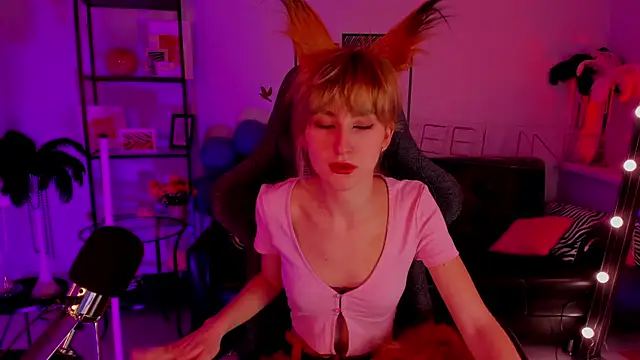 Snapshot of LuxRayi chatting on January 7, 2025, 11:58 am LuxRayi online show from January 7, 2025, 11:58 am