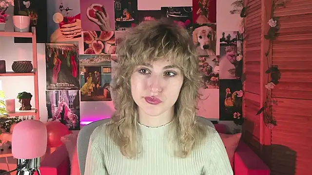 Snapshot of LuxRayi chatting on January 8, 2025, 11:54 am LuxRayi online show from January 8, 2025, 11:54 am