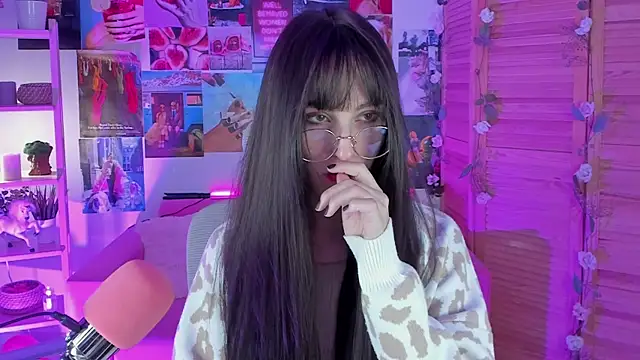 Snapshot of LuxRayi chatting on February 7, 2025, 5:51 pm LuxRayi online show from February 7, 2025, 5:51 pm