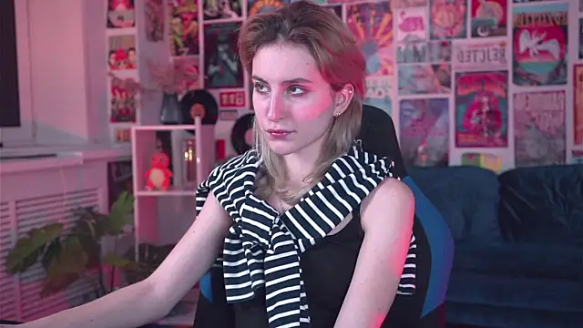 Snapshot of LuxRayi chatting on February 19, 2025, 6:00 pm LuxRayi online show from February 19, 2025, 6:00 pm