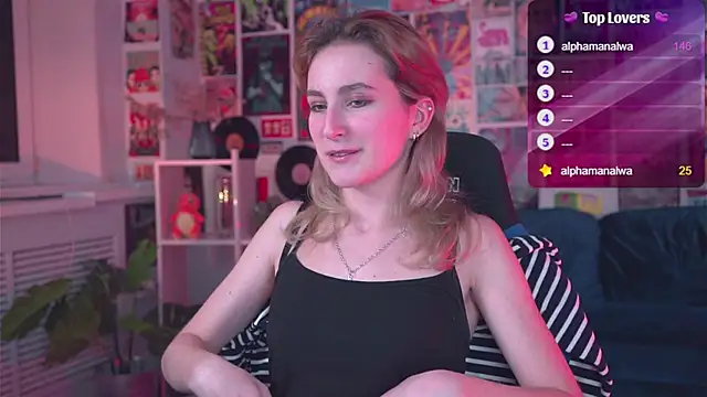 Snapshot of LuxRayi chatting on February 20, 2025, 6:13 pm LuxRayi online show from February 20, 2025, 6:13 pm