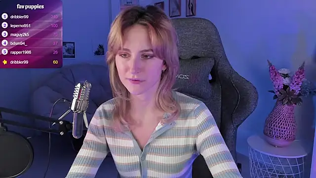 Snapshot of LuxRayi chatting on February 26, 2025, 12:05 am LuxRayi online show from February 26, 2025, 12:05 am