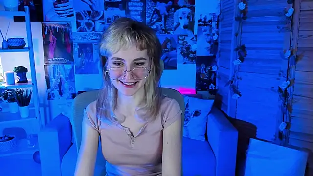 Snapshot of LuxRayi chatting on March 12, 2025, 6:33 pm LuxRayi online show from March 12, 2025, 6:33 pm