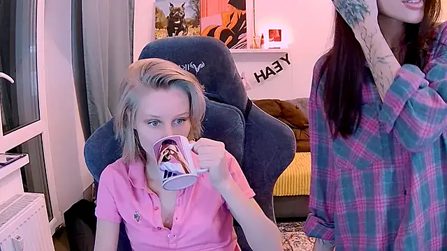 Snapshot of KatiKate chatting on November 21, 2025, 2:05 pm KatiKate online show from November 21, 2025, 2:05 pm