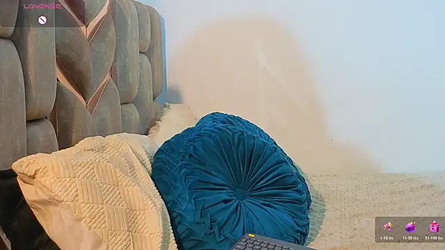 KloheCurvy online show from November 24, 2025, 2:50 pm