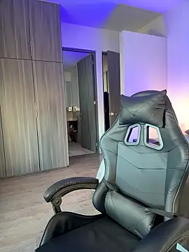 SophieRaily  online show from November 4, 2025, 10:09 pm