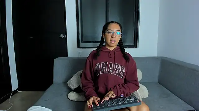 NAHOMI MILLER online show from November 28, 2025, 11:40 pm