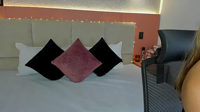 AniiRose online show from December 17, 2025, 12:05 am