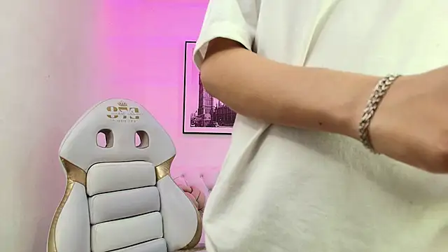 Snapshot of Theia_moon chatting on December 22, 2024, 12:49 pm Theia moon online show from December 22, 2024, 12:49 pm