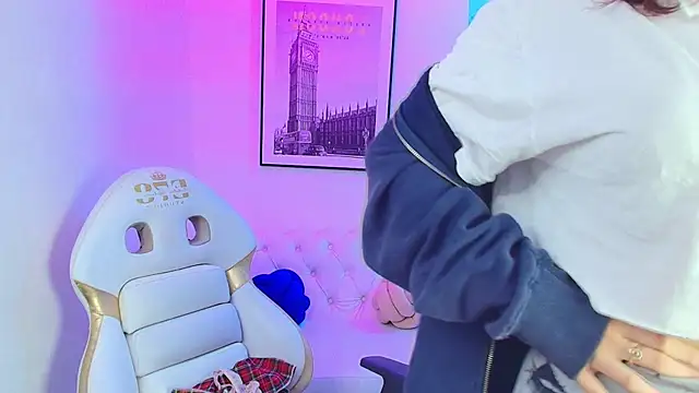 Snapshot of Theia_moon chatting on January 6, 2025, 12:35 pm Theia moon online show from January 6, 2025, 12:35 pm