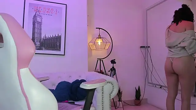 Snapshot of Theia_moon chatting on February 2, 2025, 3:32 am Theia moon online show from February 2, 2025, 3:32 am